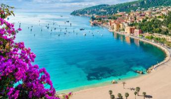 Blick auf den Stadtstrand von Nizza mit blauem Wasser bei Sonnenschein