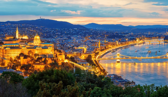 Blick auf Budapest bei Nacht mit kompletter Beleuchtung