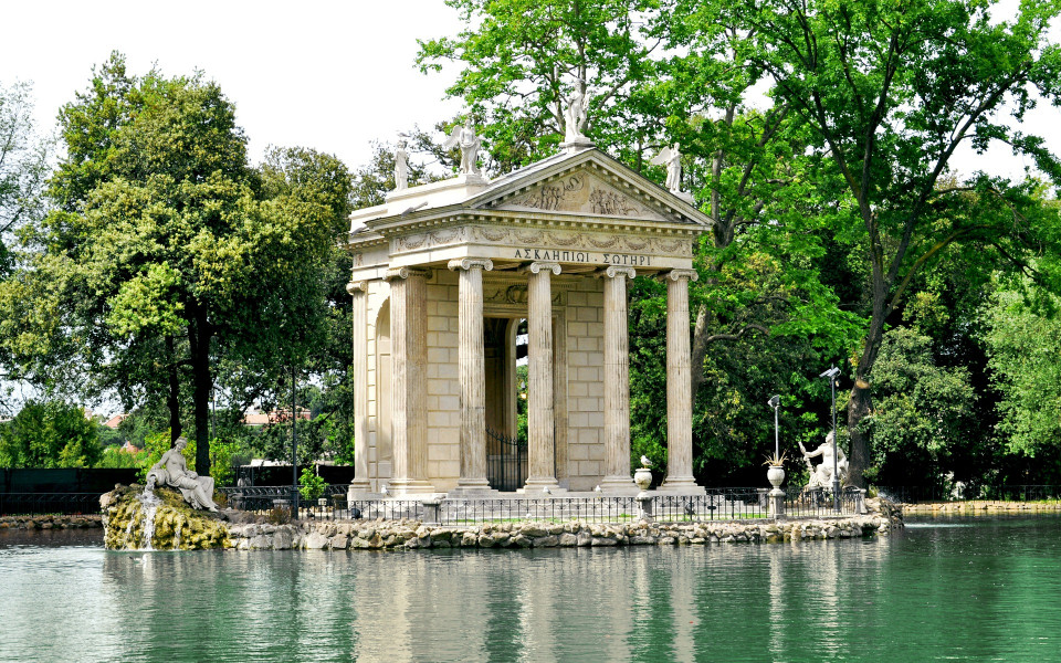 Der Tempio di Esculapio (Tempel des Aesculapius) im Park der Villa Borghese in Rom.