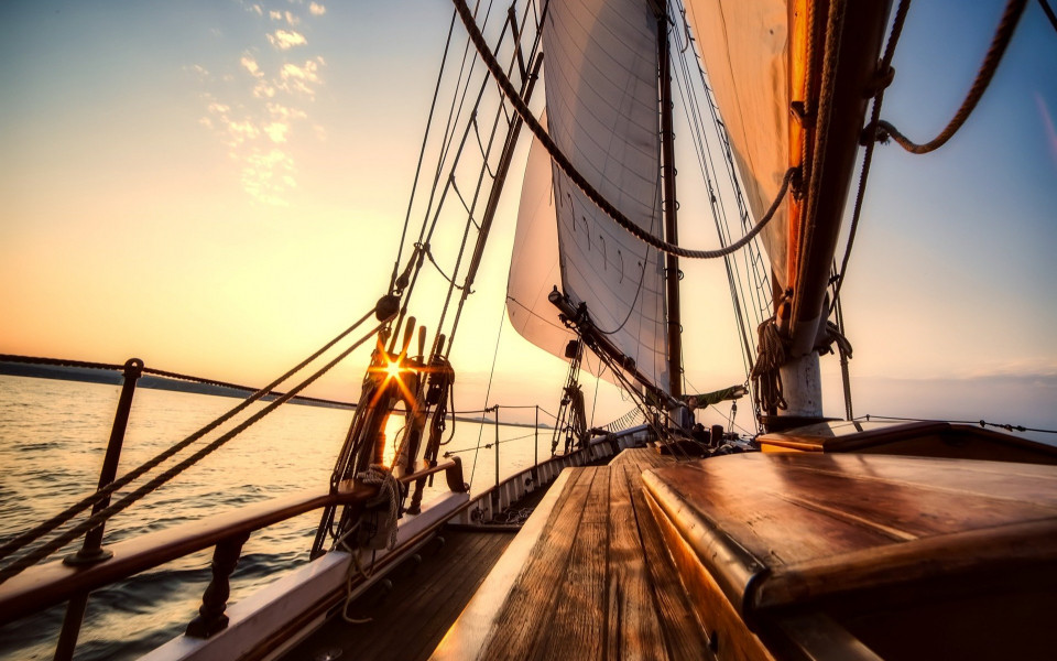 Segelboot mit Sonnenuntergang