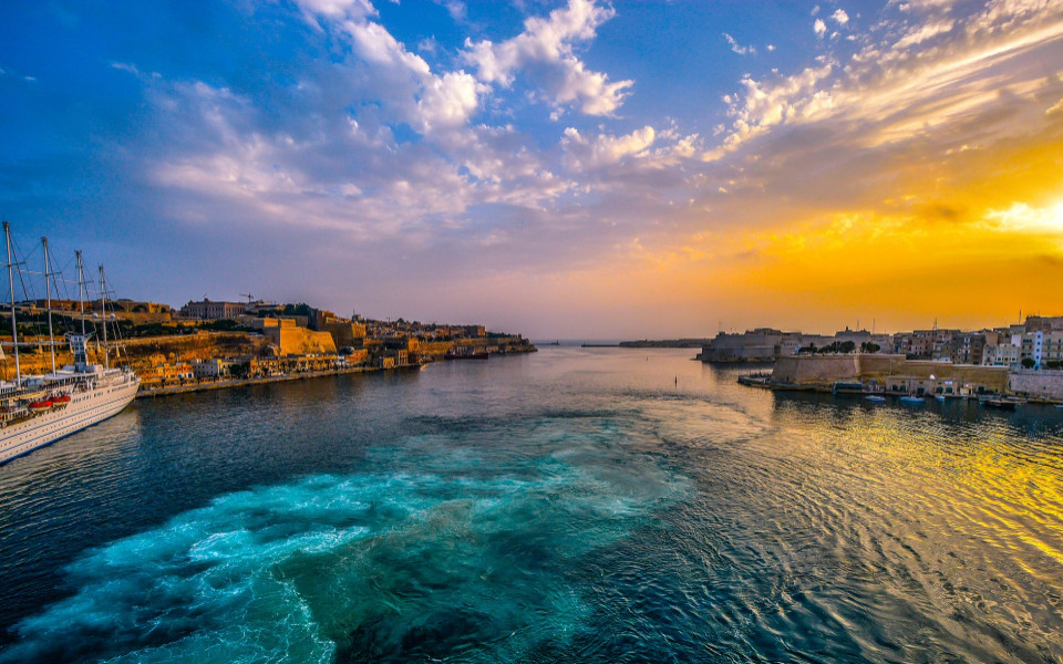 Die K&uuml;ste von Malta mit Meerblick bei Sonnenuntergang
