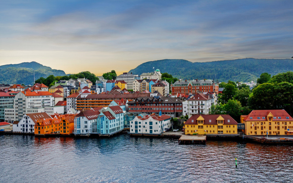 Die Stadt Bergen liegt an der S&uuml;dwestk&uuml;ste Norwegens rund um die malerische Wagenbucht und ist von sieben Bergen umgeben.
