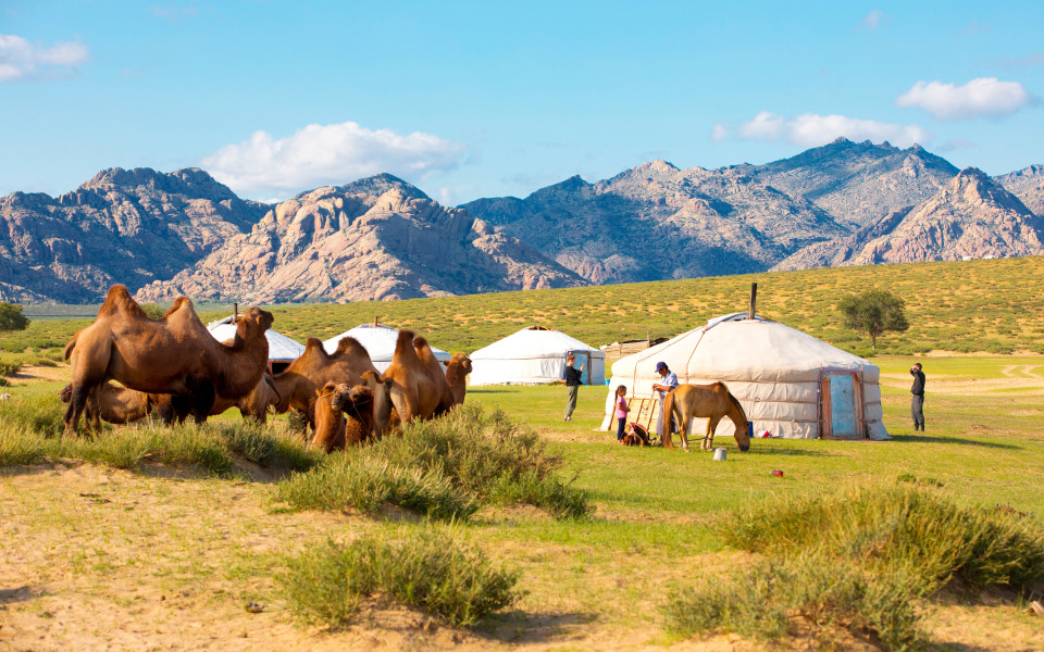 Mongolisches Zelt in der N&auml;he der Landschaft der Kleinen Gobi