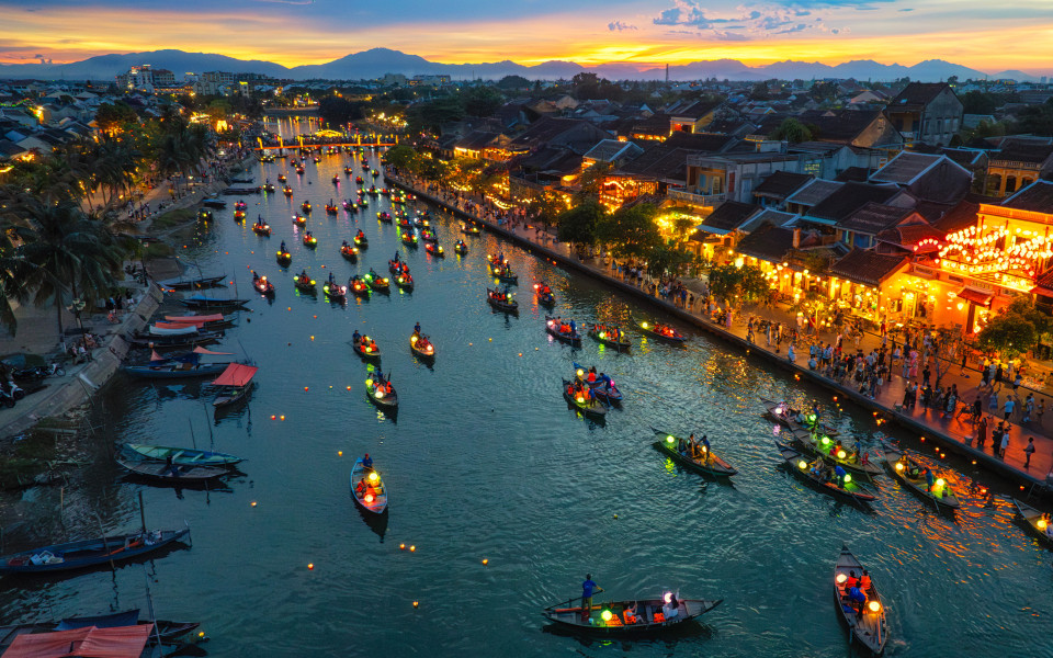 Luftaufnahme der Altstadt von Hoi An am Fluss Thu Bon in Vietnam