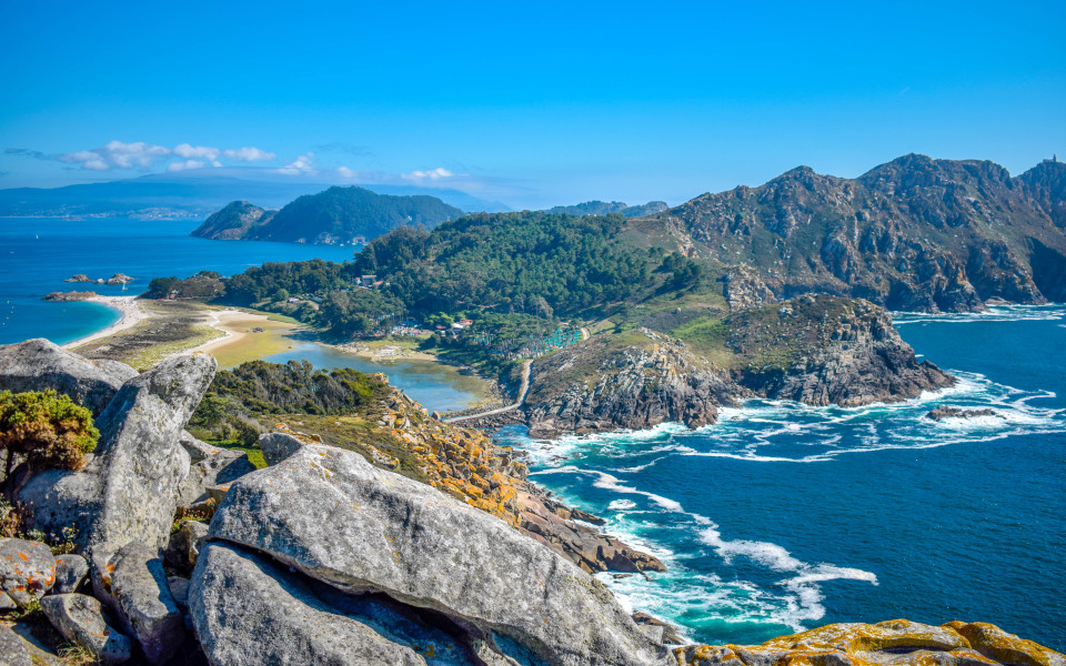 Cies Inseln, die durch den Strand Playa de Rodas miteinander verbunden sind  