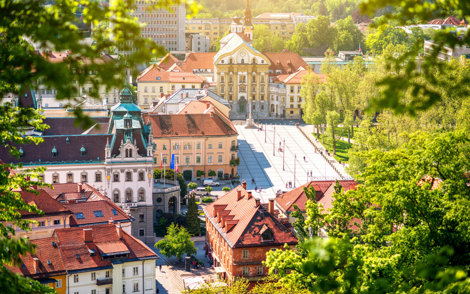Luftaufnahme des Stadtbilds mit der Ursulinenkirche der Heiligen Dreifaltigkeit in Ljubljana