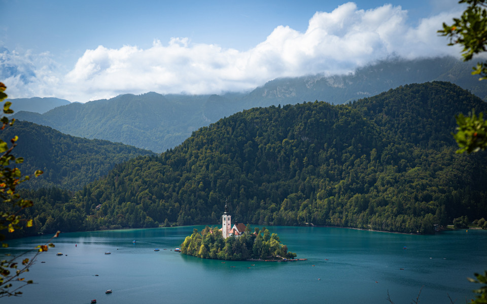 Ein weiter Panoramablick über den gesamten Bleder See mit der Alpenkulisse, der Inselkirche in Slowenien