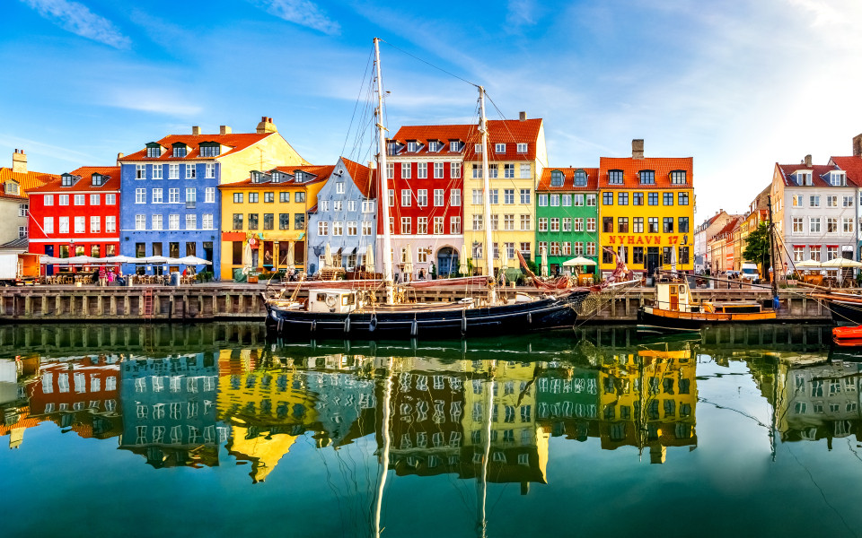 Bunte H&auml;user und Boote in Nyhavn, Kopenhagen, D&auml;nemark 