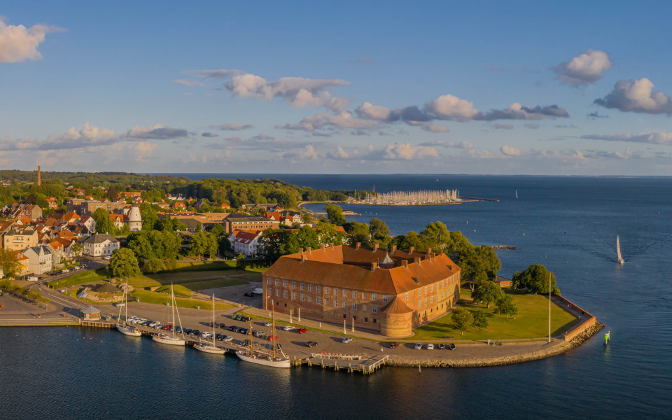 Panorama-Luftaufnahme des Hafens und des Schlosses in Sonderborg, J&uuml;tland, D&auml;nemark