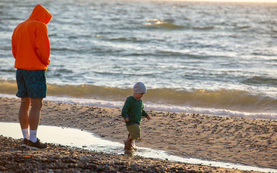 Familie mit Mann und Kind bei Sonnenuntergang &uuml;ber der Nordsee, Skagen, D&auml;nemark